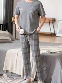 بيجامة رجالية مكونة من ملابس علوية قصير الأكمام وبنطلون، بتصميم بسيط وأنيق، ذات طباعة حرفية، مريحة وقابلة للتنفس، مناسبة للارتداء في المنزل، قطعتان - رمادي - مشاهدة 3