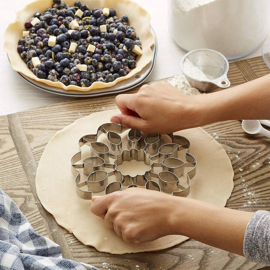 1pc Christmas Series Flower Cookie Cutter Mold, Stainless Steel Sunflower Shaped Biscuit, Jam Cookie, Candy, Baking Tool - Silver - View 1