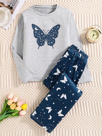 这款时尚休闲的家居装饰套装专为春秋季女孩设计，包括一件优雅的灰色长袖上衣，饰有蝴蝶和星星印花，以及一条饰有北斗七星和蝴蝶图案的女孩裤。面料多功能且舒适，适合休闲和居家穿着。