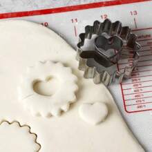 9Pcs Mini Sized Christmas Metal Cookie Cutter Set, Jam Sauce Biscuit Molds For Baking Christmas Tree, Heart, Snowflake, Star, Shooting Star, Bell, Gingerbread Man Christmas Christmas Decorations Christmas Pajamas Christmas Gifts Christmas Decor - Silver - View 5