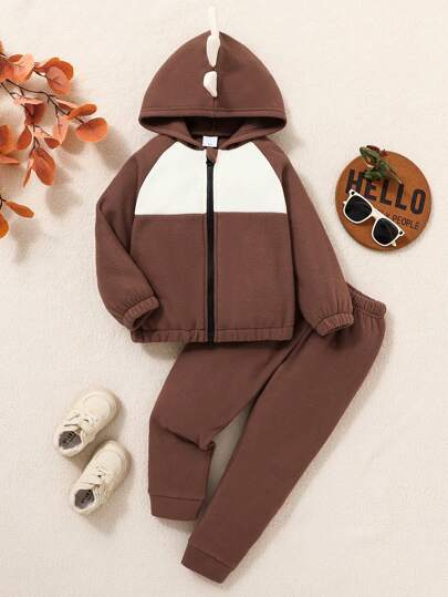 2 件套年轻男孩套装，带帽前拉链，角形设计，色块图案，适合秋冬季节。保暖内衬，蓬松材质。
