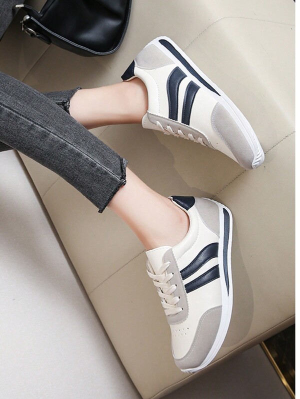 أحذية رياضية كاجوال مريحة للسيدات، مدبب القدم،بأربطة،تصميم انتقائي عصري للطالبات لارتداء يومي، باللون الأبيض