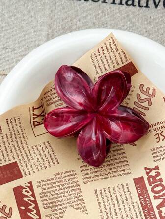 OUSEON Kvinnors hårspännen i pärlfärgade plumeriaformade hår, lätta plastklämmor, moderiktiga och eleganta enfärgade hårklor, håraccessoarer för vardagsbruk, vardagliga fester, hårgrepp lämpliga för hårbuntning, vita alla hjärtans dag hårklämmor, hårklämmor, hårklämmor, hårfångare, skolsaker, college höst vinter blomma klo klämma håraccessoarer för kvinnor för semesterkläder kvinna