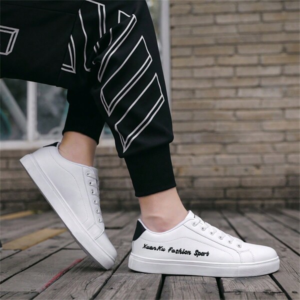 Chaussures de skate blanches basses pour hommes - Doublure en tissu respirante, semelle intérieure en EVA, semelle en caoutchouc antidérapante, convient pour les loisirs en plein air, la marche, le jogging, les voyages - Fermeture à lacets, tige en PU, bout rond, essentielle pour le printemps et l'automne