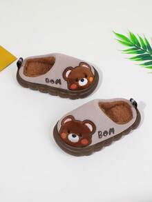 Một đôi dép mới cho trẻ em vào mùa đông. Bé gái dày và ấm. Mao Mao đang kéo một đôi dép hoạt hình và thời trang đáng yêu của bé trai ở nhà. - Cà phê nâu - Xem 2