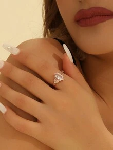 新款女士时尚奢华花朵铜戒指，镶嵌合成锆石，设计优雅，适合求婚、婚礼和周年纪念 - 玫瑰金 - 查看 4