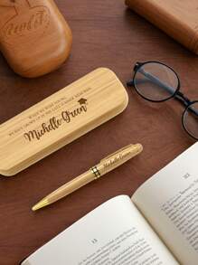 1 pieza Regalos personalizados de graduación Bolígrafo de madera grabado Caja de regalo del bolígrafo Regalos únicos para el mejor amigo, maestro, estudiante Reutilizable, ornamental, grabado Elegante, vintage, contractado Único, personalizado Decoración navideña para bodas, para invierno, para otoño, para la escuela, para negocios/trabajo/oficina Conjunto de útiles escolares Regreso a la escuela, regreso a la escuela, útiles escolares