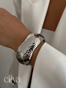 1pc Vintage Fashionable Asymmetrical Hollow Metal Cuff Bracelet, Exaggerated Chic Wide Face Thick Gold & Silver Mirror Surface Bracelet, Women Simple High-Quality Double-Sided Spring Wrist Bracelet, Multi-Functional Stackable Jewelry, Chunky Jewelry, Suitable For Daily Decor, Party And Banquet Jewelry, Holiday Gift Jewelry