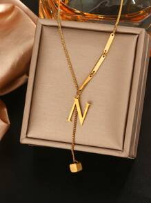 1 件 18K 镀金不锈钢 26 个字母流苏设计简约项链，适合女性日常通勤或社交聚会，可作为节日礼物