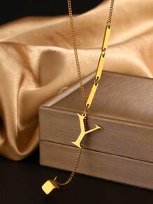 1 件 18K 镀金不锈钢 26 个字母流苏设计简约项链，适合女性日常通勤或社交聚会，可作为节日礼物