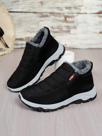 女士加大码冬季保暖内衬黑色雪地靴，防滑圆头平底舒适户外运动步行鞋，适合老年人