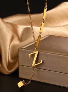 1 件 18K 镀金不锈钢 26 个字母流苏设计简约项链，适合女性日常通勤或社交聚会，可作为节日礼物