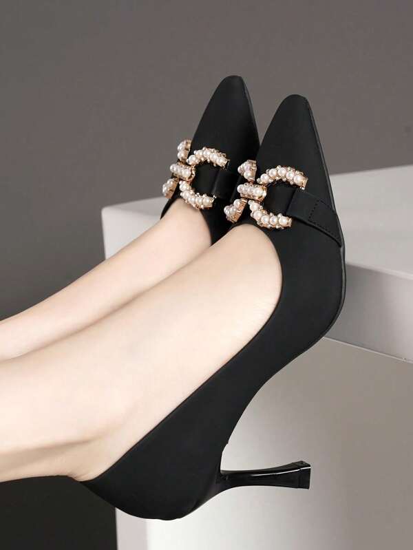 Tacones altos negros de punta fina con escote bajo, versátiles para San Valentín