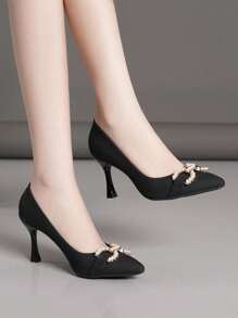 Tacones altos negros de punta fina con escote bajo, versátiles para San Valentín
