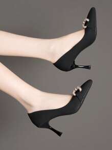 Tacones altos negros de punta fina con escote bajo, versátiles para San Valentín