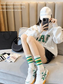 2 双条纹鲨鱼印花短袜，女士运动袜，黑色和白色，夏季中筒袜 - 彩色 - 查看 3