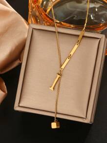 1 件 18K 镀金不锈钢 26 个字母流苏设计简约项链，适合女性日常通勤或社交聚会，可作为节日礼物