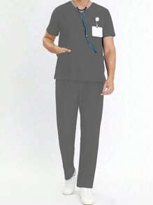 2 件男士护士制服套装，包括带侧袋的短袖 V 领 T 恤和常规踝长裤，男士专业工作服