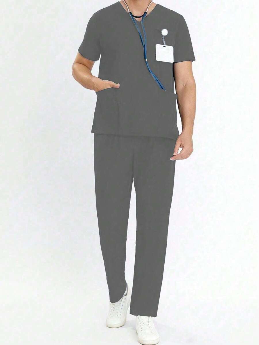 2 件男士护士制服套装，包括带侧袋的短袖 V 领 T 恤和常规踝长裤，男士专业工作服