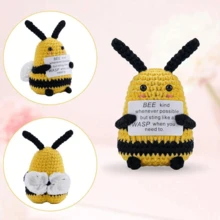 Những chú ong tích cực vui nhộn Mini Crochet Bees với những tấm thiệp khẳng định tích cực để làm quà tặng mới lạ đầy cảm hứng và trang trí tiệc. Thích hợp cho lễ hội, quà tặng sinh nhật, quà tặng tiệc sinh nhật - Nhiều màu - Xem 4