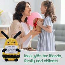 Những chú ong tích cực vui nhộn Mini Crochet Bees với những tấm thiệp khẳng định tích cực để làm quà tặng mới lạ đầy cảm hứng và trang trí tiệc. Thích hợp cho lễ hội, quà tặng sinh nhật, quà tặng tiệc sinh nhật - Nhiều màu - Xem 7