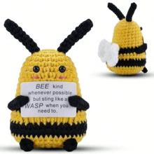 Những chú ong tích cực vui nhộn Mini Crochet Bees với những tấm thiệp khẳng định tích cực để làm quà tặng mới lạ đầy cảm hứng và trang trí tiệc. Thích hợp cho lễ hội, quà tặng sinh nhật, quà tặng tiệc sinh nhật - Nhiều màu - Xem 1