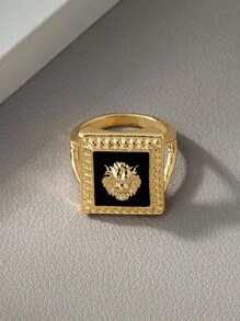 时尚且富有氛围的街拍照片，展示了一款男士方形狮头戒指。 - 金黃色 - 查看 4