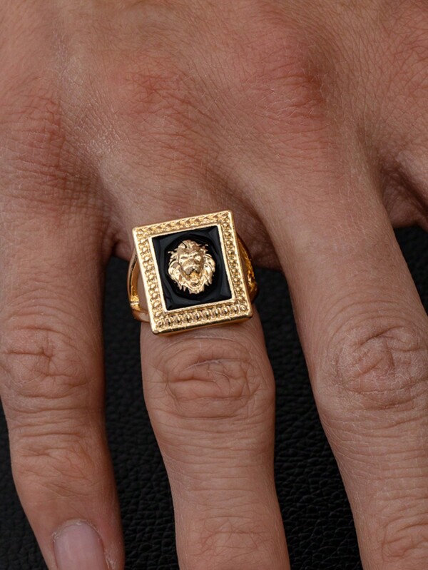 Una fotografía artística y atmosférica de una calle con un anillo de hombre con cabeza de león de estilo moderno