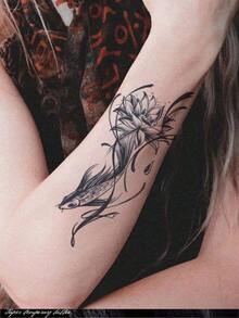 1 件草本纹身贴纸，锦鲤和莲花图案防水临时纹身，时尚草本半永久性假纹身贴纸，适用于手臂，适合男性和女性，人体艺术纸纹身可持续 7-14 天，可遮盖疤痕，DIY 剥离和粘贴水转印贴花 - 黑色 - 查看 3