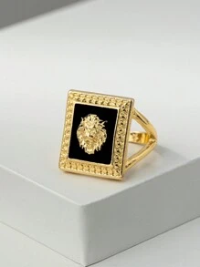 时尚且富有氛围的街拍照片，展示了一款男士方形狮头戒指。 - 金黃色 - 查看 6