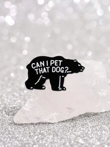 1 pièce Broche décorative créative en alliage de zinc avec un ours noir de bande dessinée et des lettres anglaises amusantes, un bijou pendant convenant pour le port quotidien des hommes et des femmes