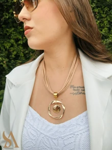 SHORT NECKLACE 10 BEIGE STRANDS WITH GOLDEN TWISTED RING PENDANT AND GOLDEN ROUND PENDANT - 金色 - 查看 3