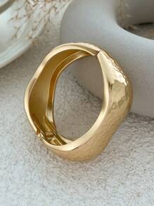 1pc Vintage Fashionable Asymmetrical Hollow Metal Cuff Bracelet, Exaggerated Chic Wide Face Thick Gold & Silver Mirror Surface Bracelet, Women Simple High-Quality Double-Sided Spring Wrist Bracelet, Multi-Functional Stackable Jewelry, Chunky Jewelry, Suitable For Daily Decor, Party And Banquet Jewelry, Holiday Gift Jewelry