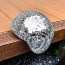 1 件银色熔化迪斯科球是一款不错的家居装饰品，适合举办各种场合，如舞会、单身派对、万圣节、圣诞节和新年的节日场景布置。最佳礼物