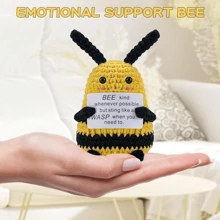 Những chú ong tích cực vui nhộn Mini Crochet Bees với những tấm thiệp khẳng định tích cực để làm quà tặng mới lạ đầy cảm hứng và trang trí tiệc. Thích hợp cho lễ hội, quà tặng sinh nhật, quà tặng tiệc sinh nhật - Nhiều màu - Xem 3