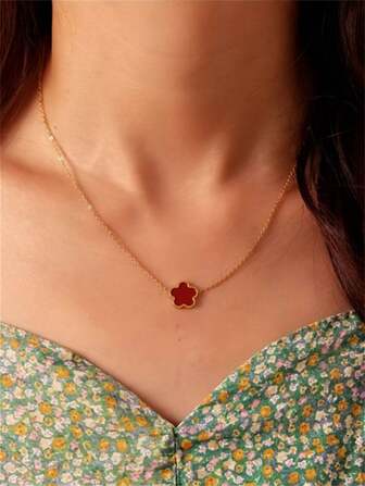 1 pieza Sencillo Collar Colgante de Trébol de Acero de Titanio Chapado en Oro 18k, Adecuado para Mujeres en Todas las Ocasiones. Excelente como Regalo de Navidad o Regalo de Cumpleaños. Día de los Enamorados, Mamá, Madre, Día de la Madre, Regalo