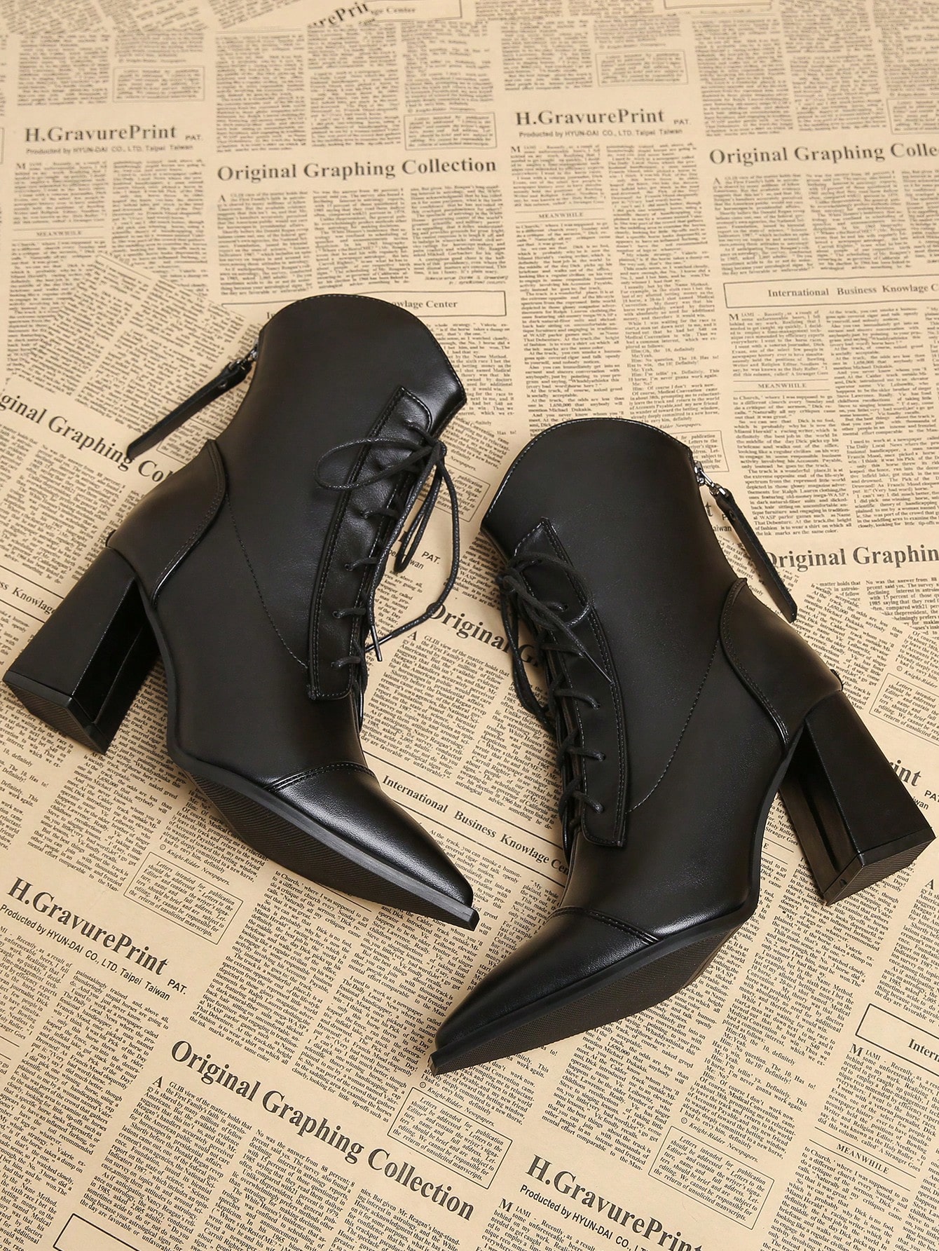 بوت الكاحل ذات كعب سميك بنقشة دانتيل وأصبع قدم مدب...