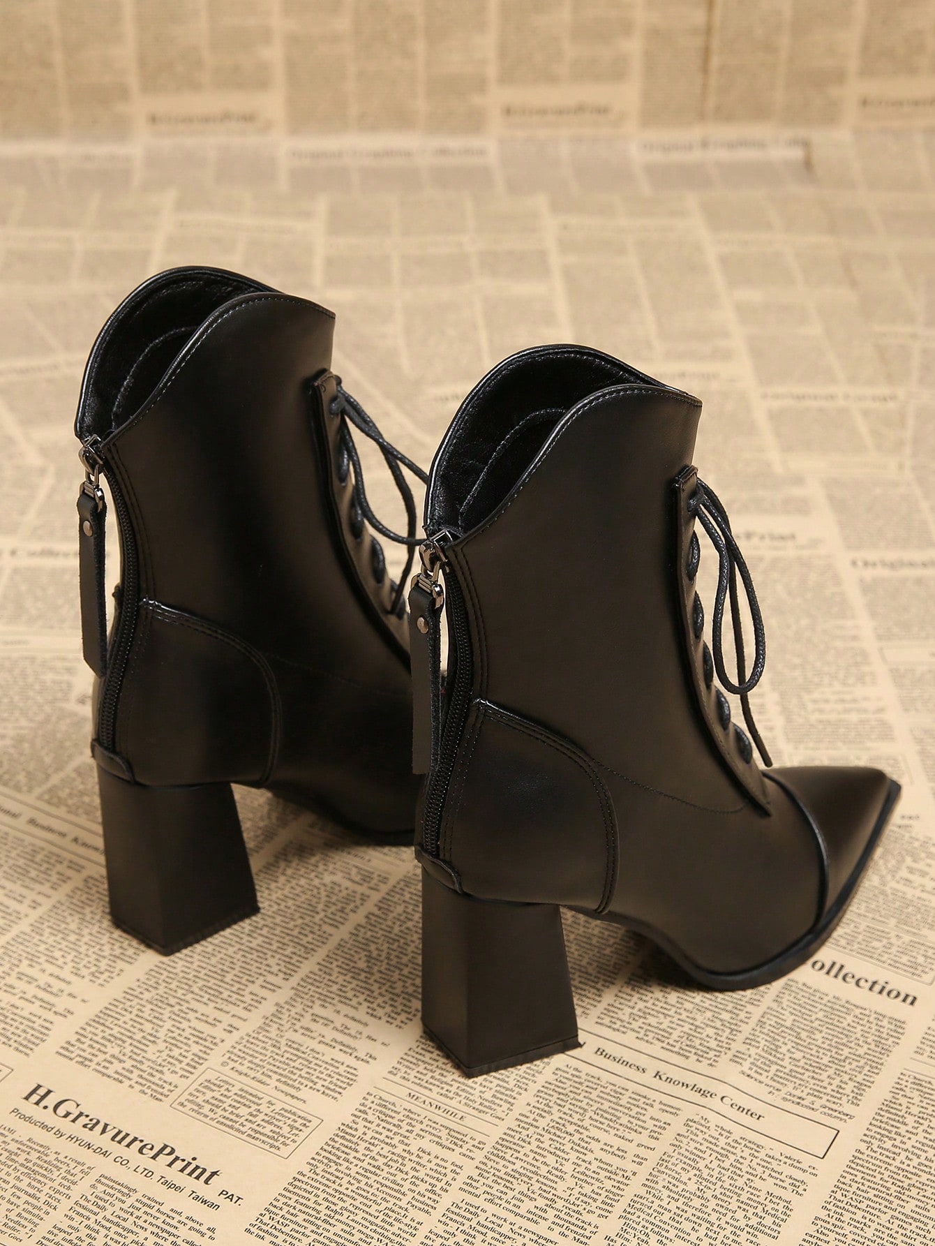 بوت الكاحل ذات كعب سميك بنقشة دانتيل وأصبع قدم مدب...