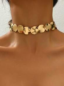 Ein stilvoller klassischer Gold- und Schwarz-Kontrastfarben-geometrischer runder Verbindungshalskette, vielseitiger Metallstil