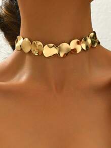 Ein stilvoller klassischer Gold- und Schwarz-Kontrastfarben-geometrischer runder Verbindungshalskette, vielseitiger Metallstil