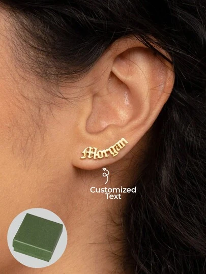 1 par de pendientes con encantos con nombres de estilo gótico minimalista. Joyas personalizadas hechas a mano como regalo personalizado para un amigo