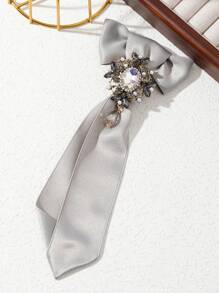 1 pieza Elegante broche de mujer con cinta de satén, piedras de rhinestone y escudo estilo palacio, joya de lujo adecuada para uso diario, regalo para boda/fiesta