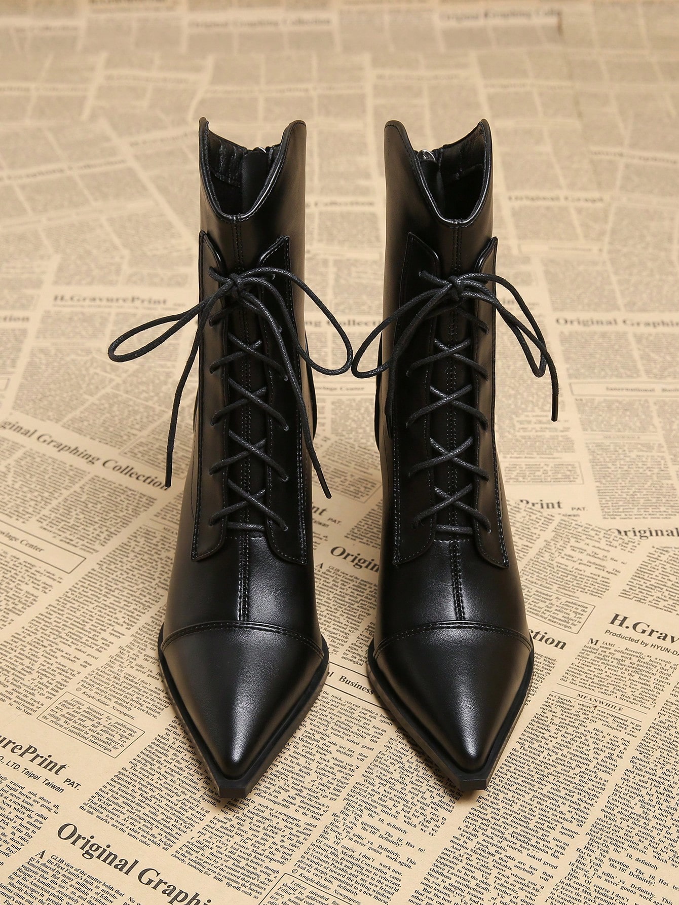 بوت الكاحل ذات كعب سميك بنقشة دانتيل وأصبع قدم مدب...