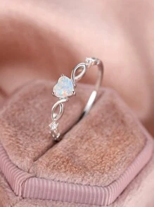 Exquisito anillo de plata de ley 925 con engaste en forma de corazón y opalo, que simboliza un amor bello, dulce y eterno, ideal para compromiso o boda - Plateado - Ver 1