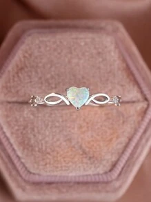 Exquisito anillo de plata de ley 925 con engaste en forma de corazón y opalo, que simboliza un amor bello, dulce y eterno, ideal para compromiso o boda - Plateado - Ver 7