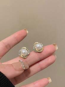 topshiny 1 Paar minimalistische, vielseitige Vintage-Stil Ohrringe aus Cut Out Metall mit Strass und Perlen für Frauen, geeignet für den täglichen Gebrauch