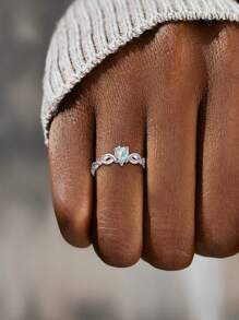 Exquisito anillo de plata de ley 925 con engaste en forma de corazón y opalo, que simboliza un amor bello, dulce y eterno, ideal para compromiso o boda - Plateado - Ver 4