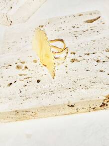 MODNY PIERŚCIONEK Z LIŚCIEM MIŁORZĘBA ZE STALI NIERDZEWNEJ