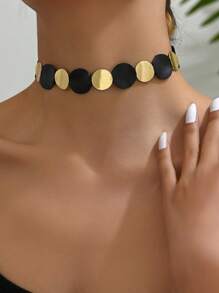 Ein stilvoller klassischer Gold- und Schwarz-Kontrastfarben-geometrischer runder Verbindungshalskette, vielseitiger Metallstil