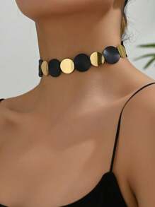 Ein stilvoller klassischer Gold- und Schwarz-Kontrastfarben-geometrischer runder Verbindungshalskette, vielseitiger Metallstil